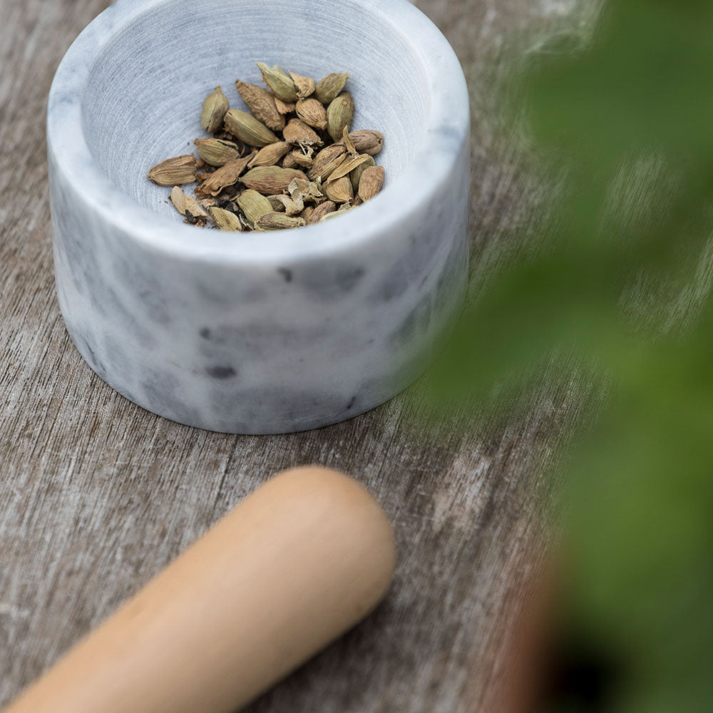 BIG HUG MORTAR - Mörser & Stößel - 10 cm ⦰  Marmor & Eichenholz - Hans Thyge & Co | DesignBite