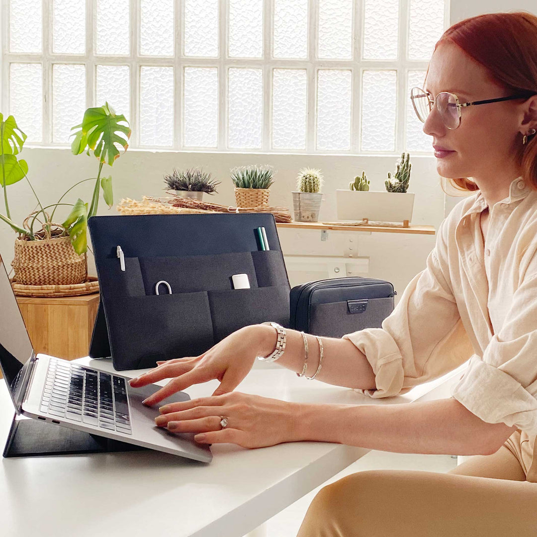 STAND-UP SLEEVE - Desktop organizer with Laptop & Tablet Sleeve - 13 or 15" | beblau