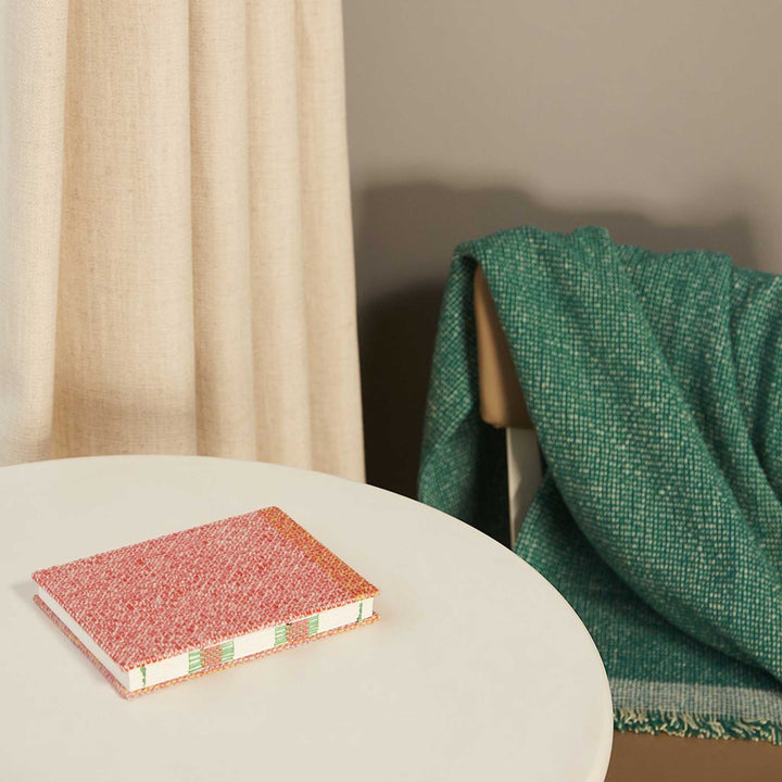 INTEGRATE THROW INTUITION - grüne Tagesdecke - 180x140 cm - 100% Merino Wolle | Cristian Zuzunaga