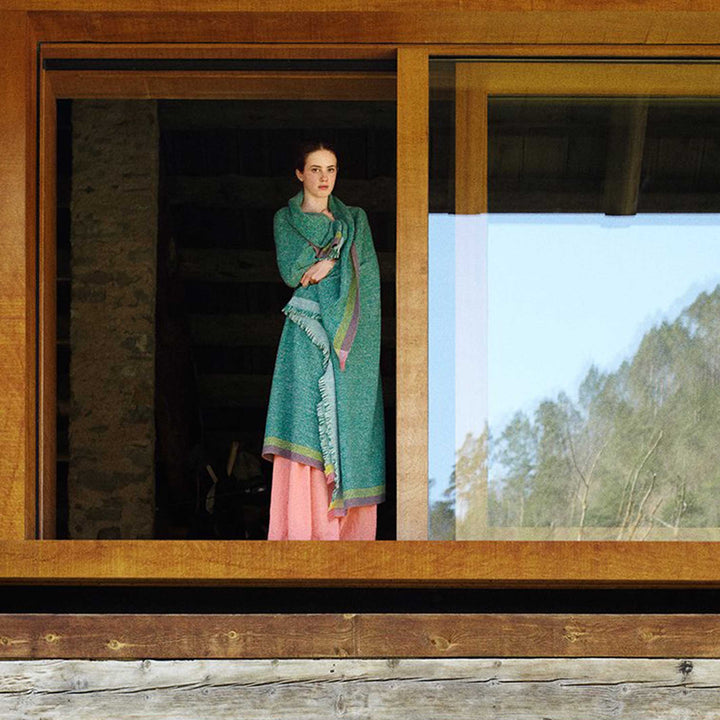 INTEGRATE THROW INTUITION - grüne Tagesdecke - 180x140 cm - 100% Merino Wolle | Cristian Zuzunaga