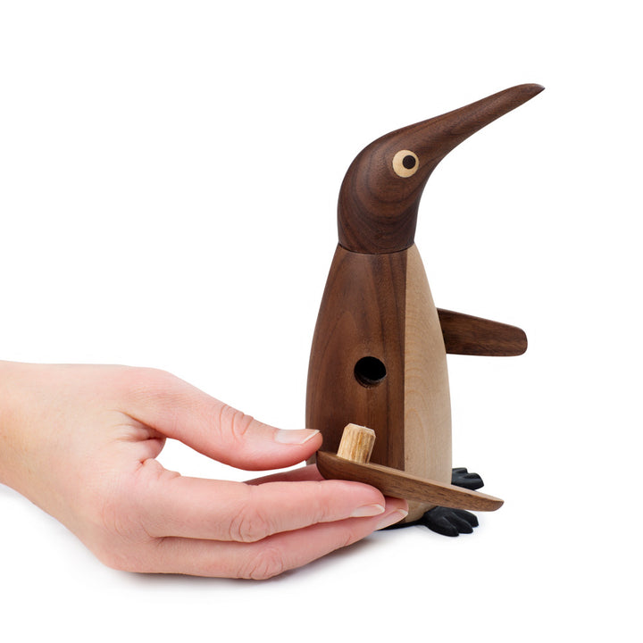 Salzmühle Salt Penguin – FSC-Walnuss · 17 cm | Spring Copenhagen · Gastgeschenk