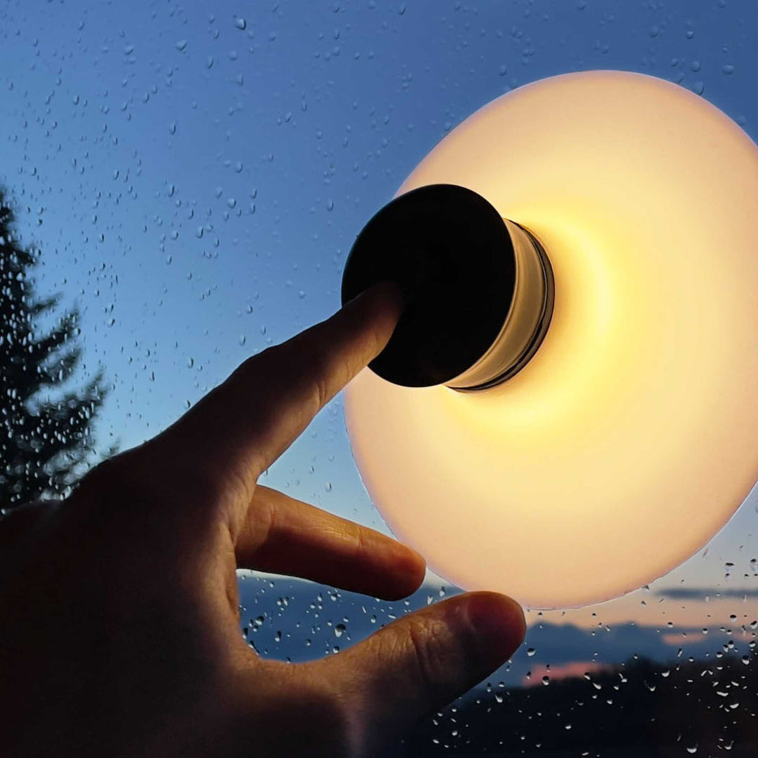 NEOZOON - Rechargeable lamp with suction cup | Lukas Heintschel 