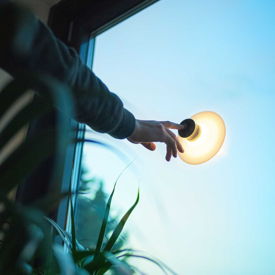 NEOZOON - Rechargeable lamp with suction cup | Lukas Heintschel 