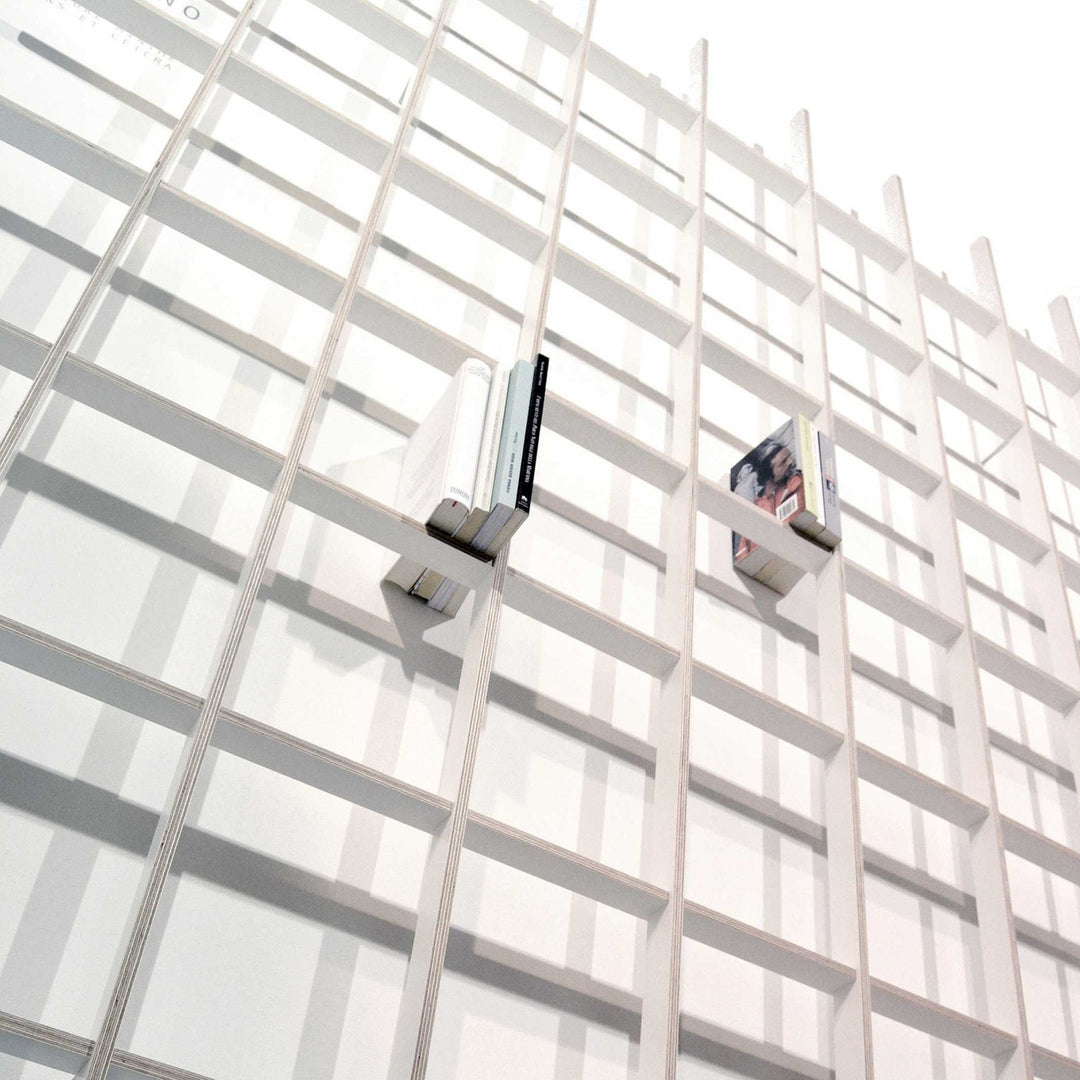 SCHLAGSEITE - bookshelf with inclination | BREUER & BONO