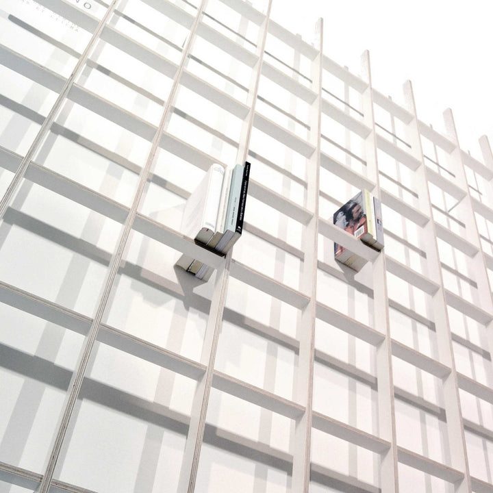 SCHLAGSEITE - bookshelf with inclination | BREUER & BONO