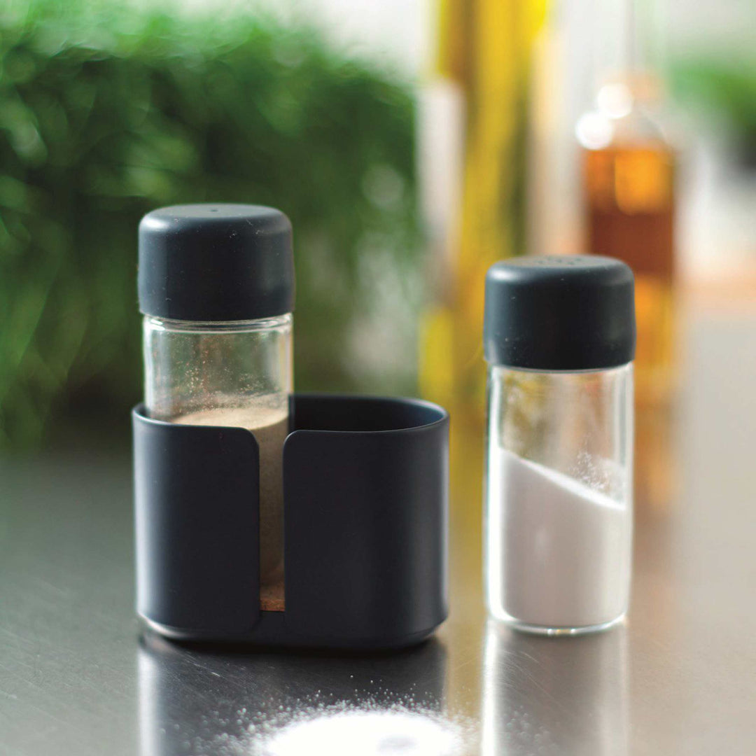 BIG HUG SALT & PEPPER - Salz- & Pfefferstreuer Set - Hans Thyge & Co | DesignBite