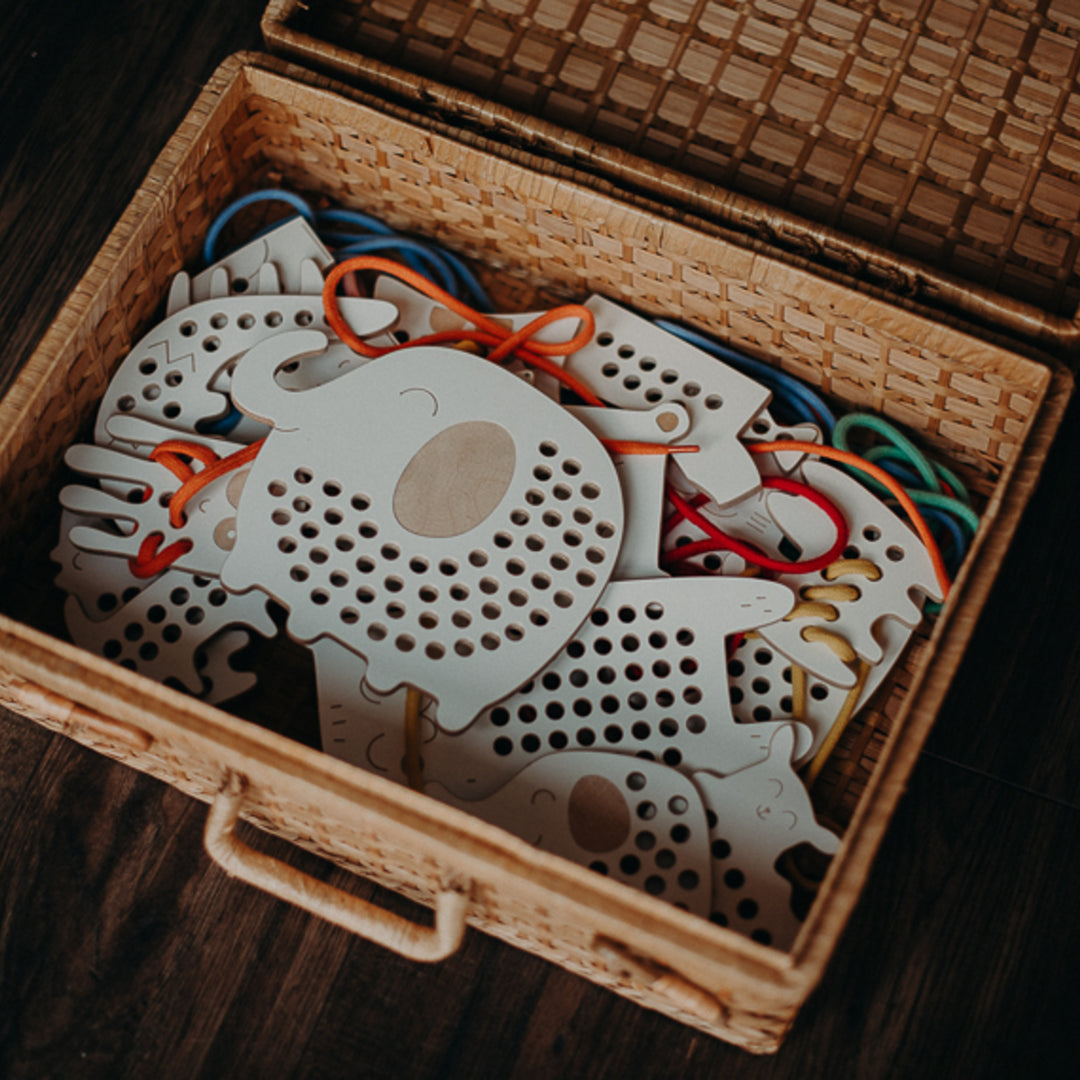 OLIVER THE ELEPHANT - wooden lacing toy - Montessori | milin
