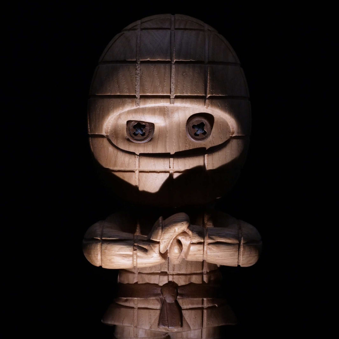 TERNET NINJA Small - Kleine Holzfigur - Eiche 15 cm hoch | Jakob Burgsø | boyhood