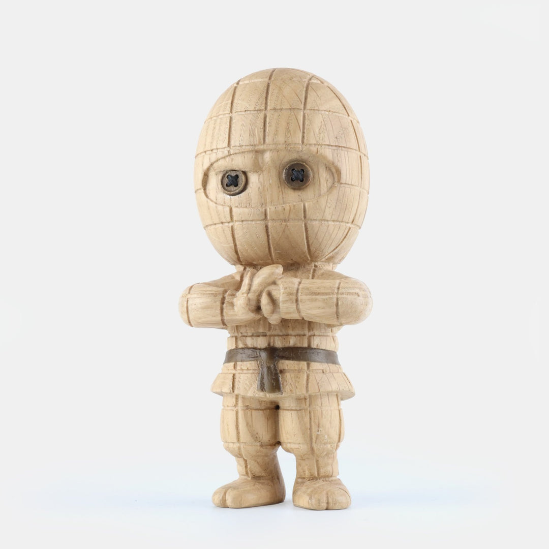 TERNET NINJA Small - Kleine Holzfigur - Eiche 15 cm hoch | Jakob Burgsø | boyhood
