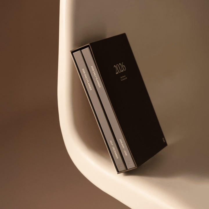 DAILY PLANNER 2026 LATTE - zweiteiliges Tagesplaner & Kalender Set - Hardcover A5 | KarstGoods