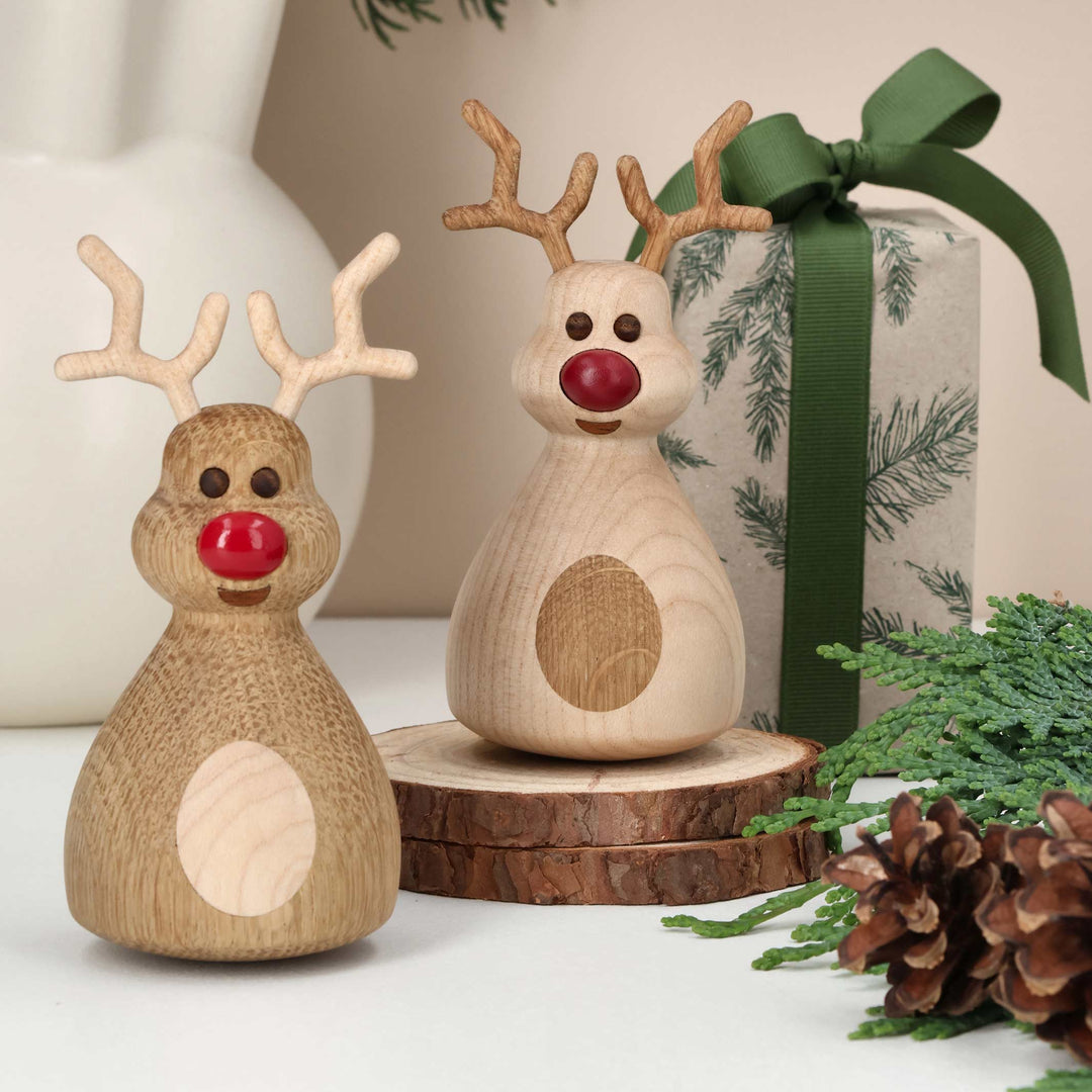 DIZZIE - Helles Holz-Weihnachtsdeko-Rentier - Stehaufmännchen 12 cm hoch | Thor Høy | Spring Copenhagen
