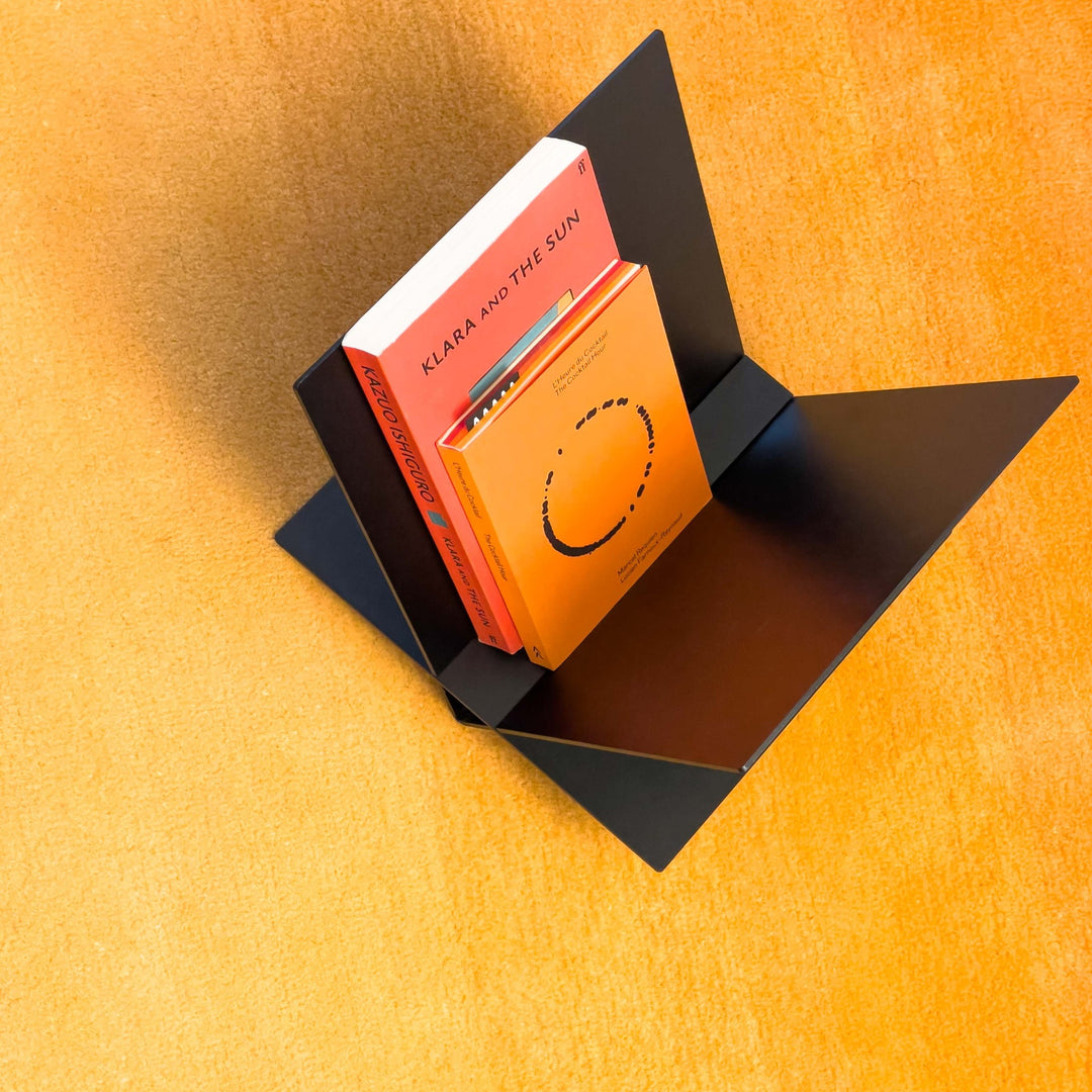 WACKELKANDIDAT - schräger Magazin-Sammler aus Aluminium | Lukas Heintschel