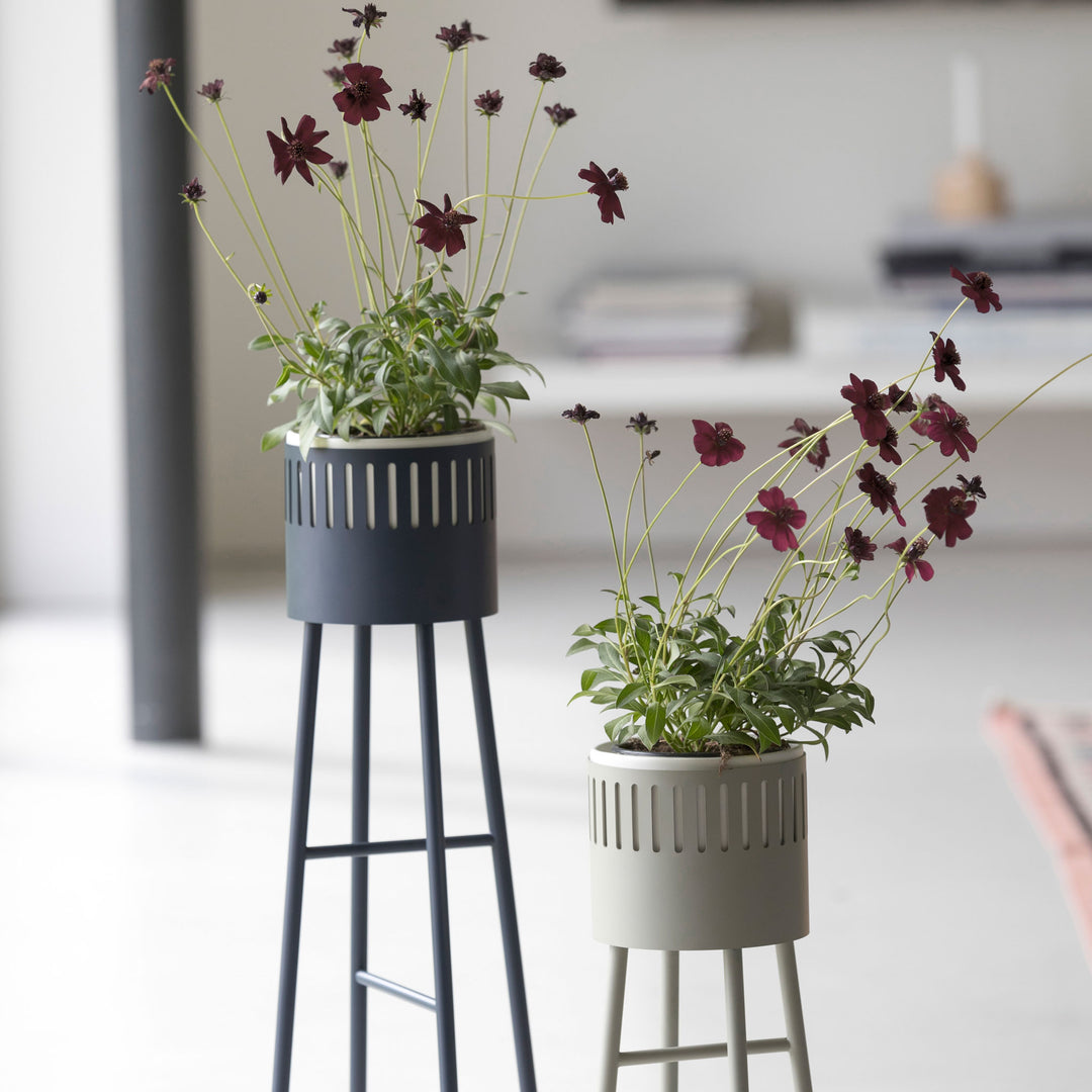 BIG HUG - Blumentopfständer Niedrig | Hans Thyge & Co | DesignBite