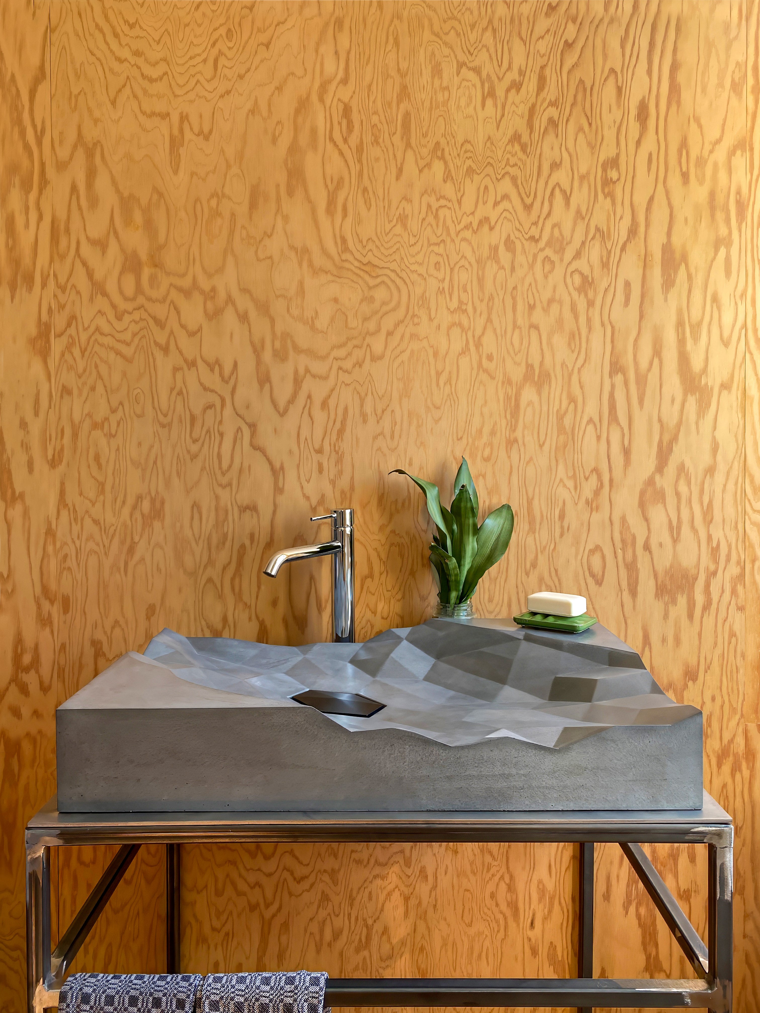 Waschbecken grau vor Wand