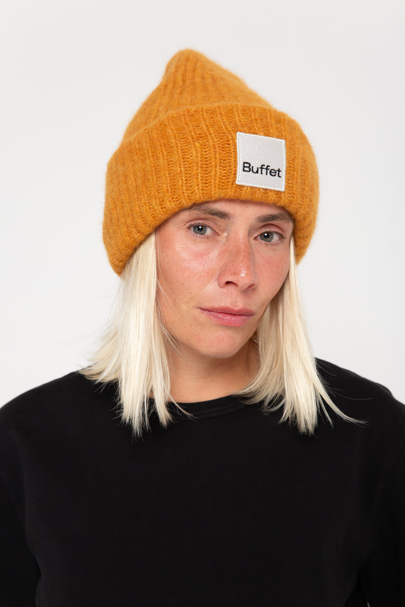 Buffet_Chunky_alpaca_beanie_honey mit Frau