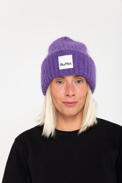 Buffet_Chunky_mohair_beanie_violet mit Frau