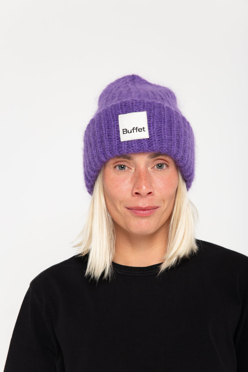 Buffet_Chunky_mohair_beanie_violet mit Frau