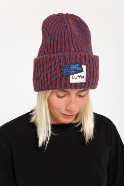 Buffet_Chunky_virginwool_beanie_brickblue mit Frau