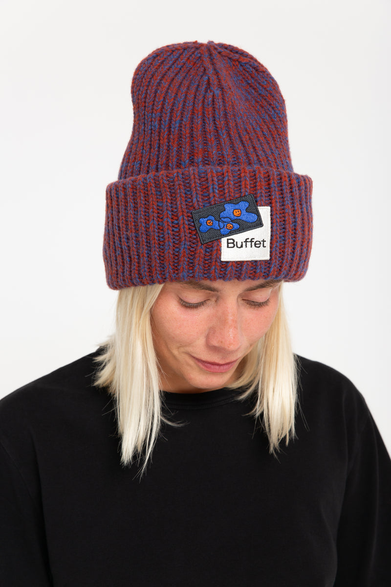 Buffet_Chunky_virginwool_beanie_brickblue mit Frau