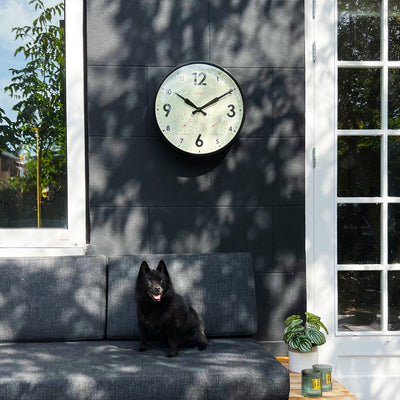 Outdoor Wanduhr schwarz an Hauswand mit Hund