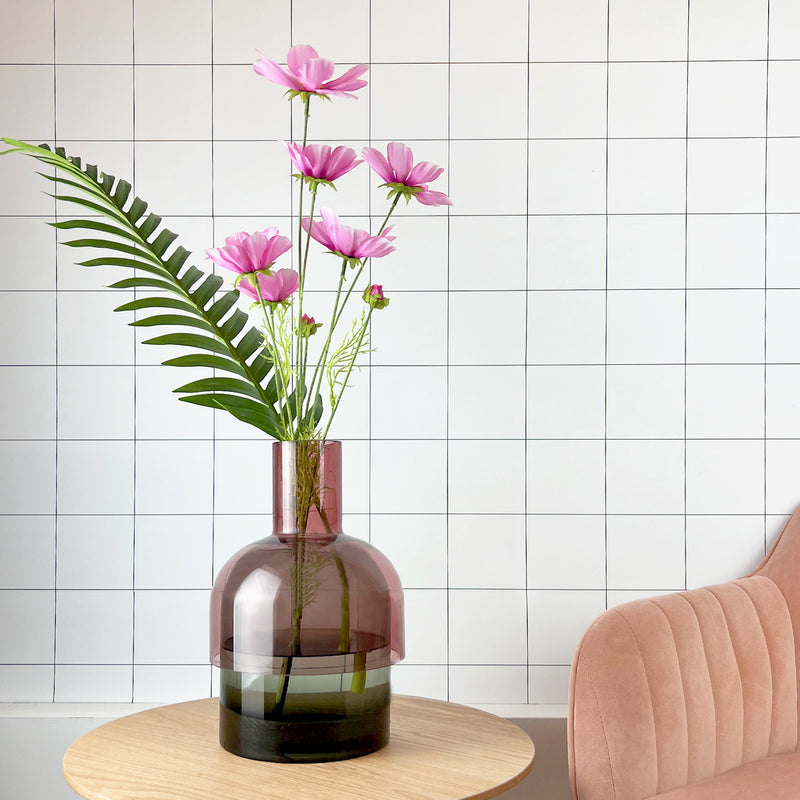 Vase Flip in rosa und grau mit Blumen