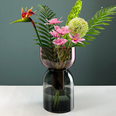 Vase Flip in rosa und grau mit Blumen