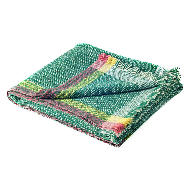 INTEGRATE THROW INTUITION - grüne TAGESDECKE - 180x140 cm - 100% Merino Wolle | Cristian Zuzunaga