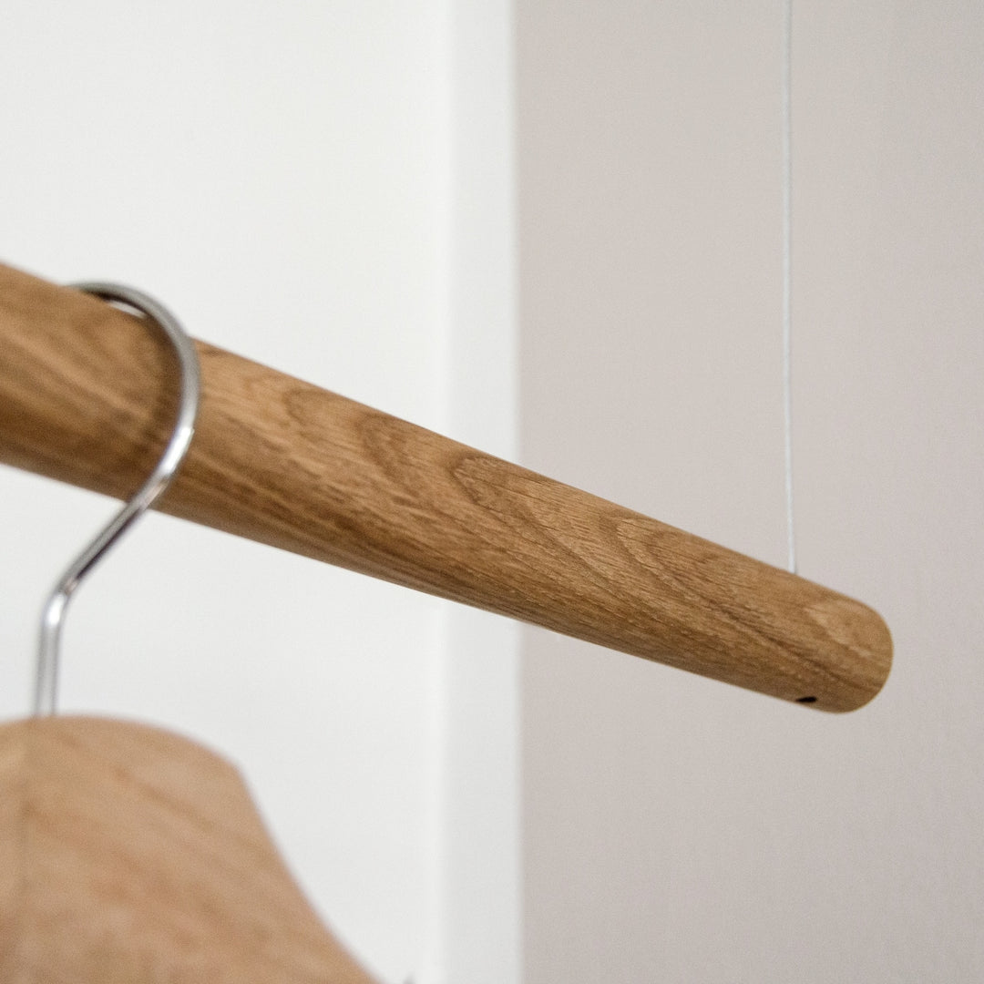 HALBLANG - Schwebegarderobe - Kleiderstange aus massivem Holz | halblang