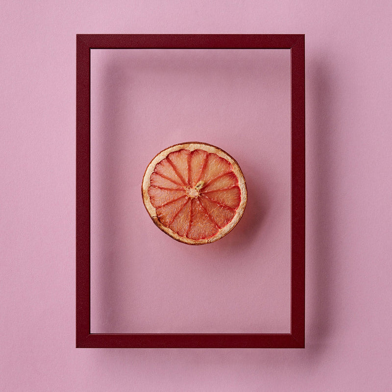 roter Rahmen mit Orangenscheibe