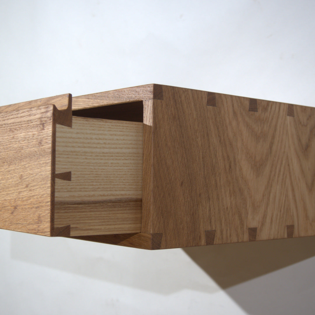 FLOAT - schwebender Nachttisch - aus Eiche | Hartholzdesign