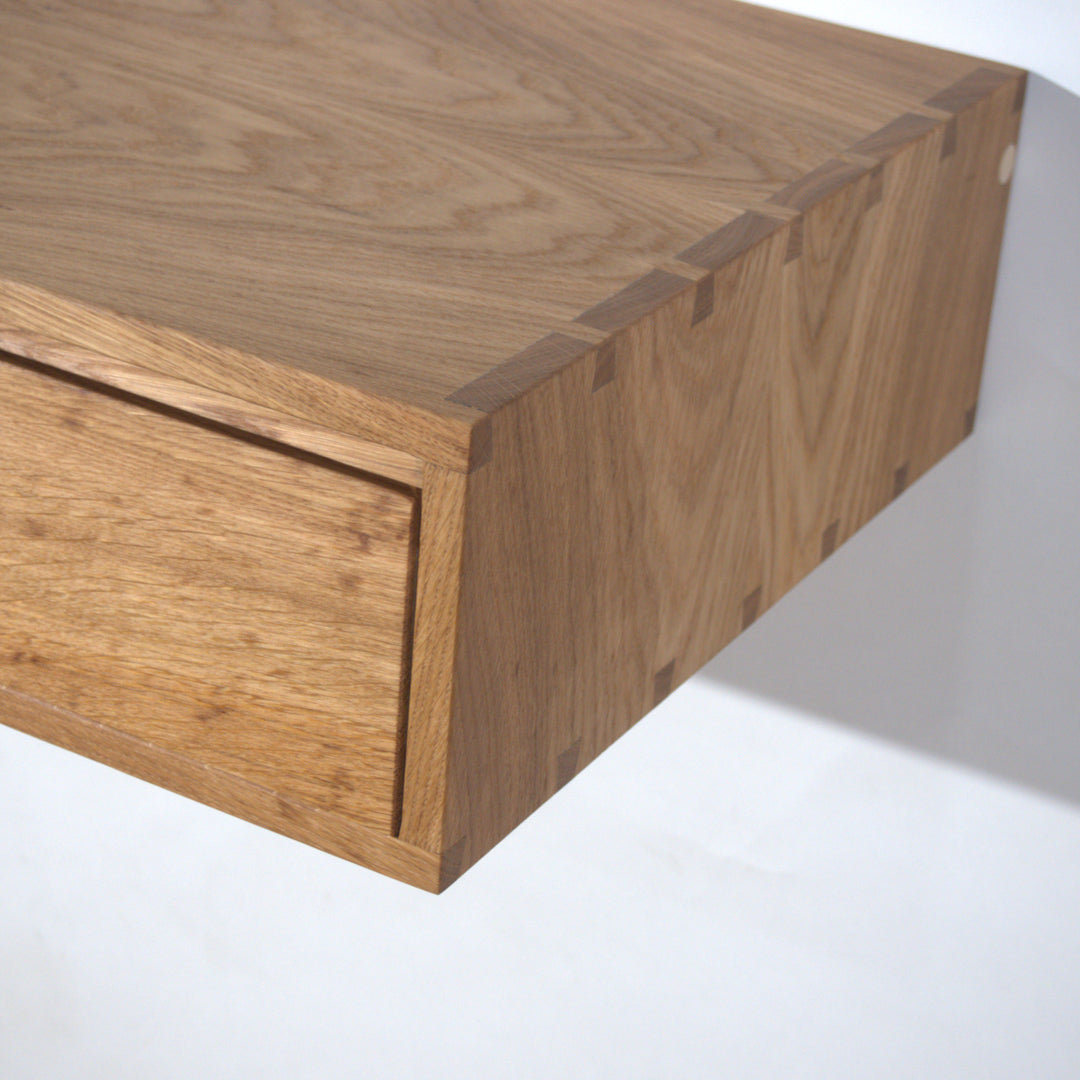 FLOAT - schwebender Nachttisch - aus Eiche | Hartholzdesign