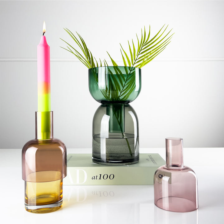 Vasen-Set in gelb/rosa und grau/grün mit Blume und Kerze