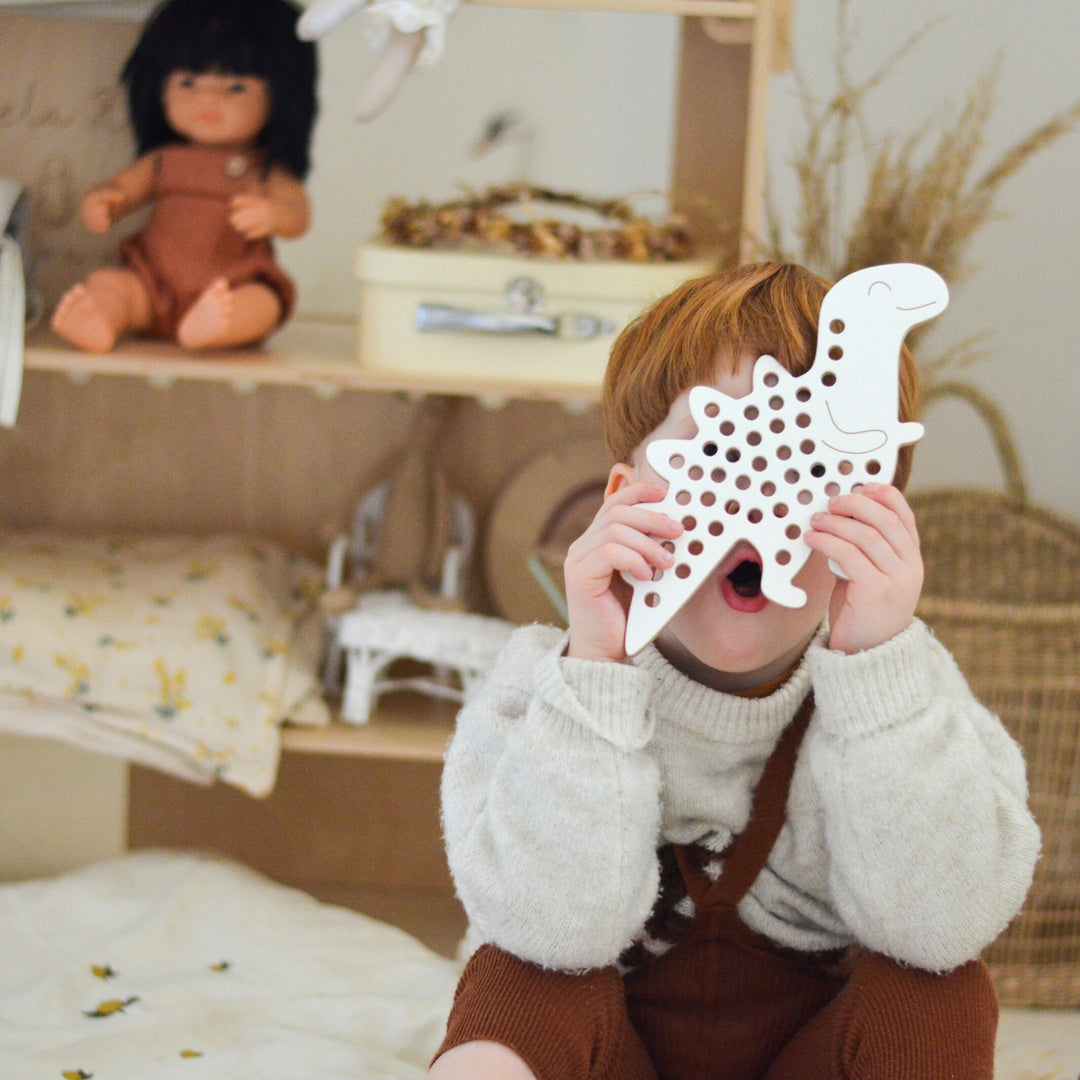 ALEX THE DINOSAUR - Fädelspielzeug aus Holz - Montessori - Dino | milin