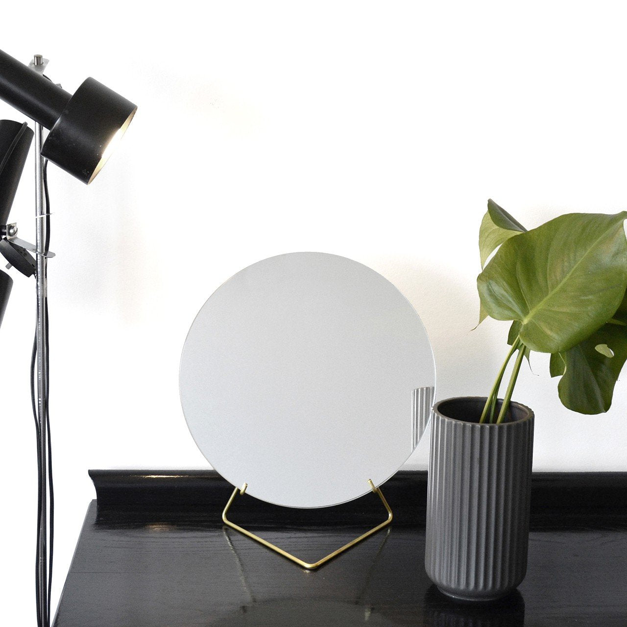 Spiegel mit Vase und Lampe