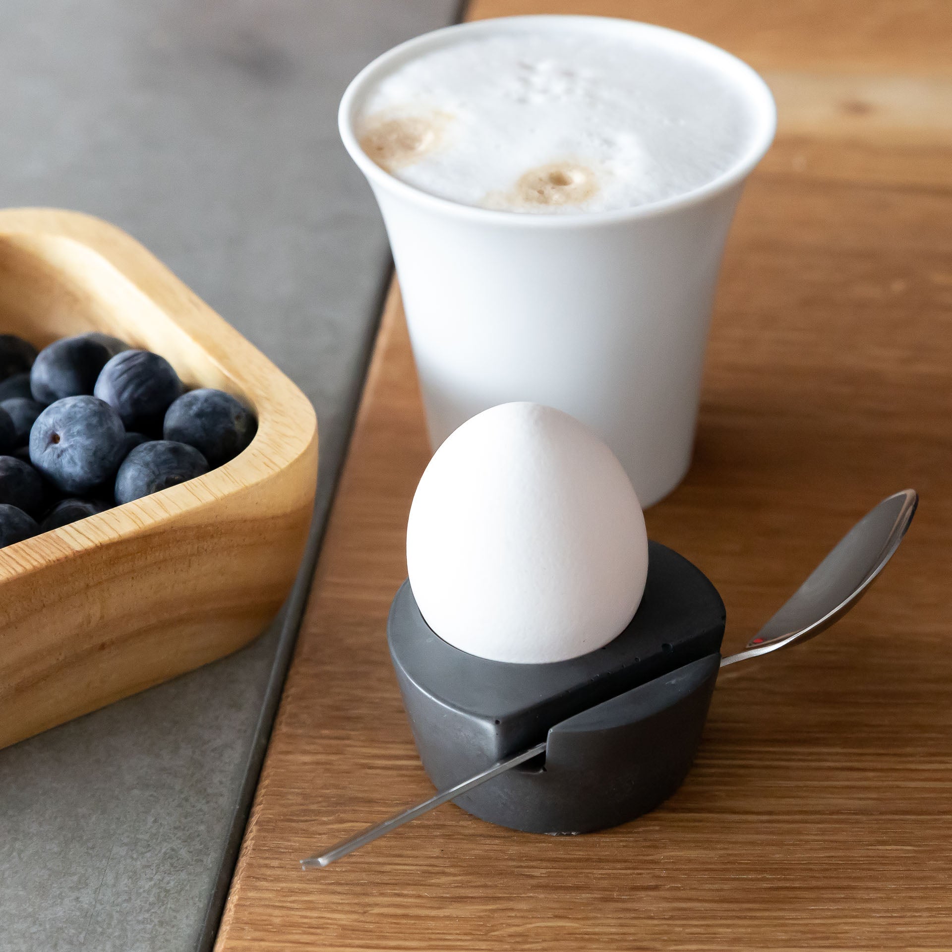 Eierbecher anthrazit mit Ei an Frühstückstisch