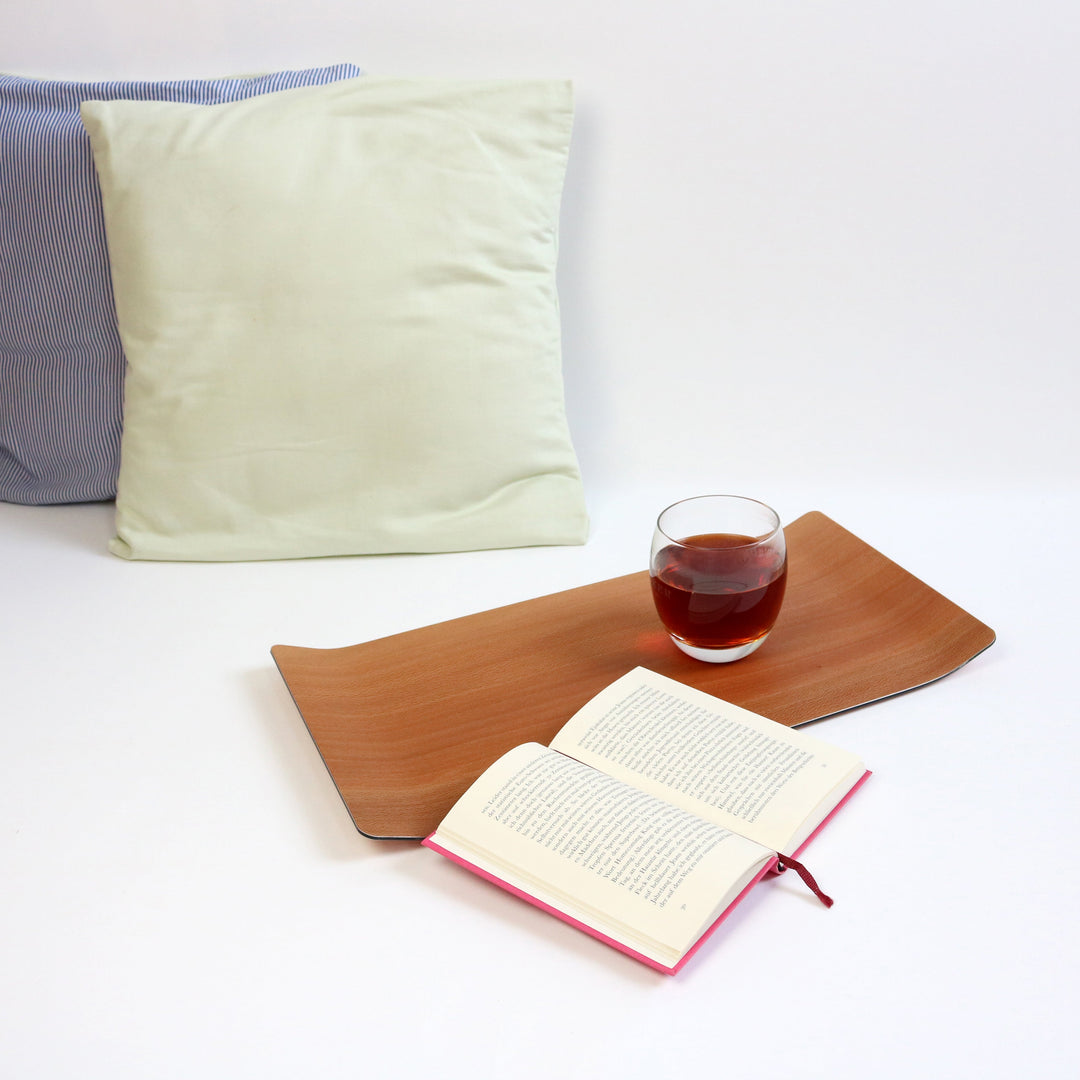 Tablett s m Platane eckig mit Tee Buch Kissen