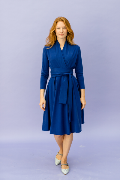 Frau mit blauem Kleid