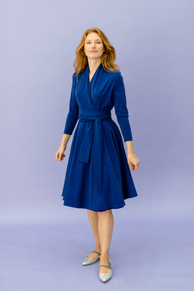Frau mit blauem kleid