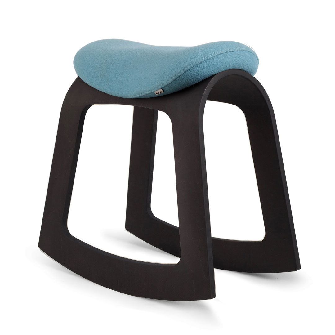 Schaukelstuhl aus dunklem Holz mit hellblauem Sitzpolster