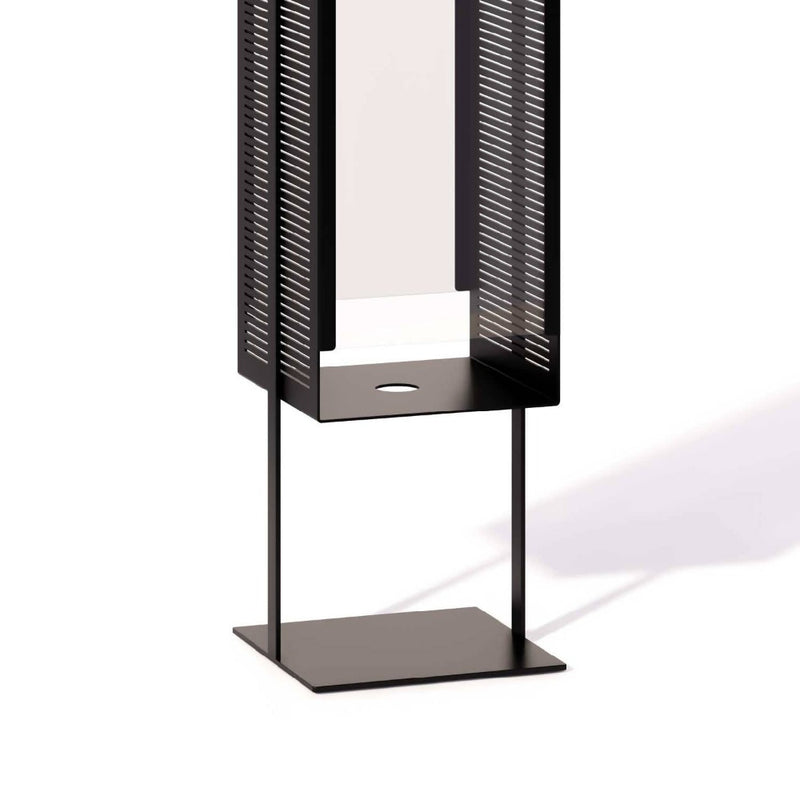 Windlicht AMO in schwarz, Studioansicht, einfache Reinigung durch Bodenöffnung, keine Wachsrückstände. Durchdachtes Design und hohe Qualität für Nutzer.